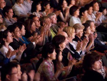 Publiken applåderar efter en Shen Yun-föreställning i Rhode Island 2009 (Foto: Epoch Times).
