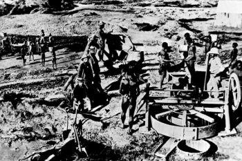 Bilden visar de första gruvmaskinerna och utnyttjandet av den lokala svarta befolkningen under Kimberleygruvans första dagar 1871 i Kimberley, Sydafrika. (Foto: De Beers via Patrick Landmann / Getty Images)