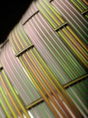 Forskare på Massachusetts Institute of Technology i USA har visat att de kan tillverka fibrer med slät yta, som på bilden, liksom fibrer som är cirkulära i genomskärning. De släta fibrerna kan bli speciellt användbara i akustiska sammanhang. (Foto: Research Laboratory of Electronics at MIT/Greg Hren)