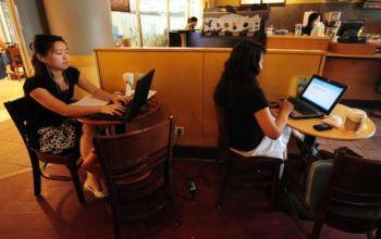 Kvinnor arbetar vid sina laptops på ett internetcafé i Peking. (Foto: Frederic J. Brown/AFP/Getty Images)