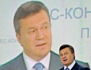 Ukrainas president Viktor Janukovitj framför en storbildsskärm som visar honom själv, under en presskonferens i Kiev den 4 juni, tillägnad de hundra dagar han då hade varit president. Sedan han kom till makten i februari har det rapporterats om censur, fysiska angrepp och hot mot journalister. (Foto: Sergei Supinsky/AFP)