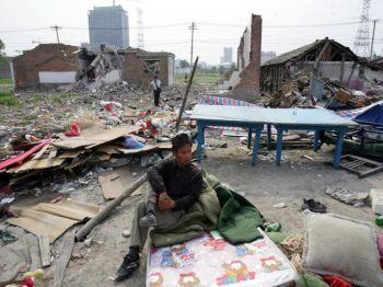 Bostadsreformerna i Kina har lett till att många medborgare har fått se sina hus förstöras. (Foto: China Photos/Getty Images) 

