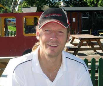 Jonas Laurell, 48, fritidsledare, Vällingby, Sverige. <p> Vi har parklekar, ett koncept som är personaldrivet i motsats till de vanliga lekparkerna som är helt obemannade. Fritidssysselsättning har aldrig varit lagstadgad. <p> Parklekarna drivs inte i kommersiellt syfte utan har andra drivkrafter som att skapa en mötesplats, en grön oas för människor. På en parklek finns det gungor, rutschkana, plaskdamm och ett parkhus med personal. Personalens uppgift är att med hjälp av hobby, pyssel, sport och lek som redskap bygga relationer. <p> Mulle är också något unikt, han är en påhittad figur som pedagogiskt möter barnen i skogen där han undervisar om djuren och naturen. Parkleken finansieras av staten medan Mulle är ett privat projekt från Friluftfrämjandet.