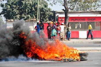 Protesterande tänder eld på däck på en gata i Maputu, Moçambique den 1 september. Minst tre personer, inklusive en 12-årig pojke, dödades på onsdagen under protester mot stigande mat- och bränslepriser. Polisen sköt mot demonstranterna och den 12-årige pojken blev dödad i korselden, enligt vittnen. (Foto: Arthur Frayer/AFP/Getty Images)
