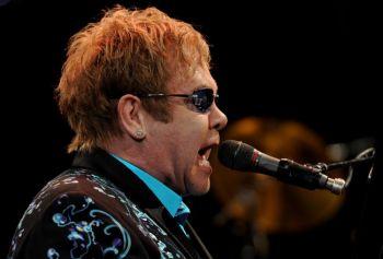 Elton John framträder på scen på Citizens Business Bank Arena i Ontario i Kalifornien den 5 november 2010. (Foto: Kevin Winter/Getty Images)
