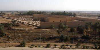 En vy över den forntida staden Babylon. De ruiner som har renoverats nyligen är på högra sidan av bilden medan den vänstra sidan visar vad som finns kvar av staden Babylon. (Foto: Ali Al-Saadi/Getty Images)