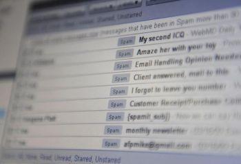 En datorskärm visar Inkorgen med oönskade e-mail, så kallade "spam" i Hongkong den 20 mars 2009. (Foto: Mike Clarke/AFP/Getty Images)