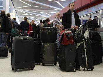 Passagerare står i kö för att checka in sina flygbiljetter på flygplatsen Tegel i Berlin den 6 januari 2011. Förenta nationerna säger att den globala turismen återhämtade sig förra året efter att ha minskat kraftigt under 2008 och 2009. (Foto: Andreas Rentz/Getty Images) 