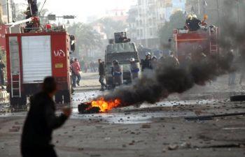 Brinnande bildäck och stenar på gatorna där egyptiska demonstranter drabbar samman med kravallpolis på gatorna i Suez i norra Egypten den 27 januari 2011, med krav på att president Hosni Mubarak avgår. (Foto: Khaled Desouki/AFP/Getty Images) 
