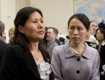 Geng He (vänster) vittnade den 18 januari om den förföljelse hennes make och familj utsatts för. (Foto: Lisa Fan/ Epoch Times)