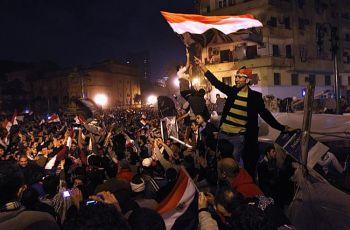 Tahrirtorget: Egyptierna firar efter att ha hört nyheten om president Hosni Mubaraks avgång fredagen den 11 februari 2011. (Foto: John Moore/Getty Images)