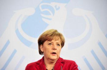 Tysklands förbundskansler Angela Merkel meddelade att den tyska försvarsministern Karl-Theodor zu Guttenberg (CSU) avgick den 1 mars 2011 från sitt ämbete i Berlin. (Foto: John MacDougall/AFP/Getty Images)
