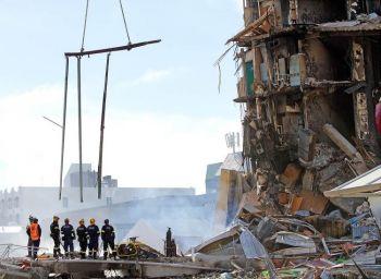 Räddningsmanskapet står nära de rykande ruinerna av CTV-byggnaden efter den förödande jordbävningen i Christchurch den 22 februari. Jordbävningen har gett insikter om hur man förbättrar säkerheten för framtiden. (Foto: Marty Melville / Getty Images)