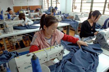 Klädfabriker som denna i Anhuiprovinsen står inför mycket tuffa kostnadsökningar. (Foto: AFP/Getty Images)
