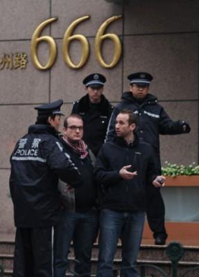Utländska jornalister grips av kinesiska poliser på en gata som leder till en demonstrationsplats i Shanghai den 6 mars. De kinesiska myndigheterna har visat ökad nervositet över internets kraft att kunna mobilisera vanliga medborgare efter oroligheterna i arabvärlden och de efterföljande uppmaningarna på nätet till "jasminprotester" mot regeringen även i Kina.  (Foto: Philippe Lopez/Getty Images )