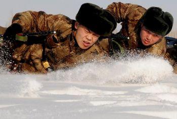Kinesiska soldater i träning i Hami, i Xinjiangprovinsen, 12 januari 2011. (Foto: STR/Getty Images)
