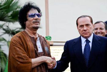 Den italienske premiärministern Silvio Berlusconi och den libyske diktatorn Muammar Gaddafi skakar hand på Libyska kulturcentret i Rom i augusti 2010. (Foto: Filippo Monteforte/AFP/Getty Images)
