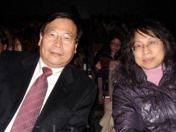 Peng Tsung-Ping, rektor på Yuan Ze University i Taiwan, tillsammans med sin fru på Shen Yun Performing Arts föreställning i Taoyuan.  (Foto: Chen Yurou/The Epoch Times)