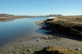 På Mousamfloden i Kennebunk lämnade högvattnet kvar bitar av is som var strandsatta vid kanten av träsket. Det öppna havet ligger på andra sidan av den lilla halvön. (Foton: Mary Byrom)
