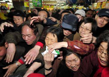 Rusning efter salt i en affär i Lanzhou, Gansuprovinsen 17 mars. Kinesiska handlare har rapporterat en hamstringsvåg efter salt, eftersom folk tror att havssaltet kommer bli förgiftat av radioaktivitet efter kärnkraftsolyckan i Japan. (Foto: STR/Getty Images)