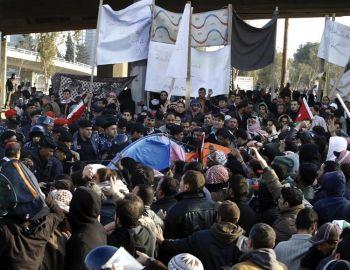 Demonstranter drabbar samman med kravallpolis när dessa bröt upp ett läger som satts upp av reformivrande studenter, och arresterade flera av dem den 25 mars 2011 i Amman, Jordanien. (Foto: Khalil Mazraawi/Getty Images )