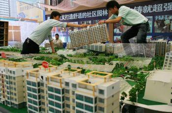 Arbetare bygger en modell under en fastighetsmässa i Xian i Shaanxiprovinsen, 2007. Enligt ny statstik stiger lägenhetshyrorna kraftigt i bland annat Peking, Shanghai och Guangzhou.  (Foto: China Photos/ Getty Images)