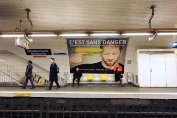 Människor går förbi en annons mot genmodifierade (GMO) livsmedel den 15 februari 2011 på en plattform i en tunnelbanestation i Paris. Annonsen är på franska: "Det är säkert. Vad gäller GMO är vi fortfarande inte tillräckligt efterkloka." (Foto: Miguel Medina / AFP / Getty Images)
