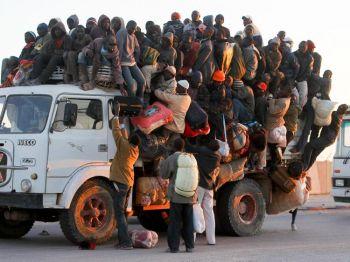 Utländska arbetare från Nigeria, Ghana och andra afrikanska länder trängs tillsammans med sina tillhörigheter på flaket till en lastbil när de försöker lämna den belägrade staden Misrata den 18 april (Foto: Chris Hondros/Getty Images) 