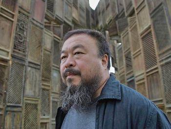 Den kinesiske konstnären Ai Weiwei framför sin skulptur "Template". Ai "försvann" den 3 april efter ett myndighetsingripande och enligt rapporter har han erkänt anklagelser om skatteflykt efter att ha torterats. (Foto: Simon/Getty Images)