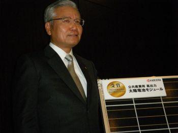 Tetsuo Kuba, president för Japans högteknologiska jätte Kyocera, visar företagets senaste solenergicell vid en presskonferens i Tokyo i januari 2011. (Foto: Karyn Poupee / AFP / Getty Images)