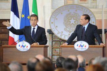 Frankrikes president Nicolas Sarkozy (vänster) och Italiens premiärminister Silvio Berlusconi håller  en gemensam presskonferens i slutet av toppmötet mellan Italien och Frankrike den 26 april 2011  i Villa Madama i Rom. (Foto: Andreas Solaro / AFP / Getty Images)