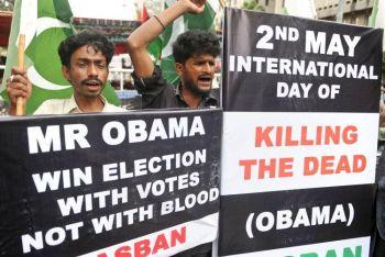 Aktivister av Pakistans islamistiska grupp Pasban ropade slagord i Karachi mot president Barack Obama och sade att han undergrävde Pakistans suveränitet i sin militära operation att förgöra Usama bin Ladin den 3 maj. (Foto: Rizwan Tabassum / AFP / Getty Images)
