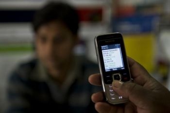 För miljontals människor världen över är det inte längre massmedierna som är först med de senaste nyheterna. Individuella medier, bland annat mobiltelefoner, har nu tagit över den rollen. (Foto: Manpreet Romana/AFP/Getty Images)