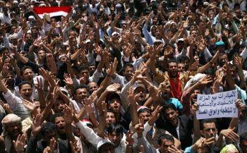 Regeringsfientliga demonstranter i Jemen skanderar slagord mot president Ali Abdullah Saleh i Sanaa den 9 maj 2011. (Foto: Mohammad Huwais/AFP/Getty Images)