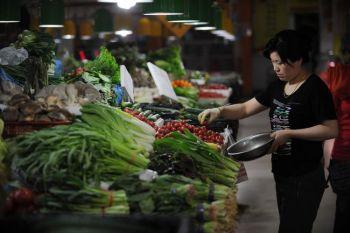 Grönsaksmarknad i Peking, maj 2011. Nyligen undersökte tidskriften Southern Weekly de speciella leverantörer som förser de kinesiska kommunistledarna med säker mat. (Foto: Peter Parks/AFP/Getty Images) 