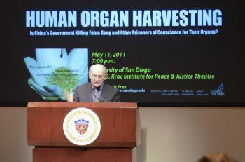 Den internationella människorättsadvokaten David Matas, som i flera år har uppmärksammat Kinas organstölder, talar vid Joan B Kroc Institute for Peace &amp; Justice vid universitetet i San Diego den 11 maj. (Foto: Alex Li/The Epoch Times) 