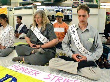 En grupp Falun Gong-utövare som 2002 förbjöds att komma in i Island protesterar genom att meditera inne på flygplatsen i Paris. Denna vecka polisen i Ungern förbjudit de protester som planerats av Falun Gong i Ungern i samband med besök av den kinesiske premiärministern, Wen Jiabao. (Foto: Clearwisdom.net)