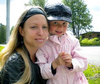 Maria Röman, 31, butiksbiträde, Eksjö, Sverige. <p> Jag tror att de har det ganska så bra i Sverige om man jämför med många andra länder. Har man det svårt så kan man få hjälp och ekonomiskt stöd av staten. <p> [Maria är inte ensamstående]
