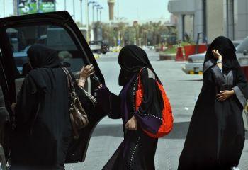 Saudiska kvinnor sätter sig i baksätet på en bil i Riyadh den 14 juni, tre dagar innan en landsomfattande kampanj mot körförbud för saudiska kvinnor. Ett förbud, helt unikt för landet. (Foto: Fayez Nureldine / AFP / Getty Images)
