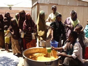 Somaliska kvinnor och barn väntar på att få mat hos en lokal frivilligorganisation som samarbetar med FN:s livsmedelsprogram (WFP) i Dharkenleys bespisningscenter, söder om Mogadishu den 31 januari. (Foto: AbdirashidAbikar / AFP / Getty Images)