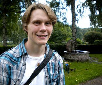 Rasmus Ringdahl, 24, studerande, Linköping, Sverige. <p> Jag är inte särskilt intresserad av politik. Men jag tycker att de bör göra det. Därför att om Greklands ekonomi faller, då kommer det att påverka även andra länders ekonomi och därför tycker jag att de bör göra det. 
