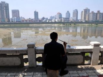 Fujiangfloden i Sichuan i sydvästra Kina. Floden, som är stadens vattenkälla, har förgiftats av mangan. (Foto: Teh Eng Koon/AFP/Getty Images)