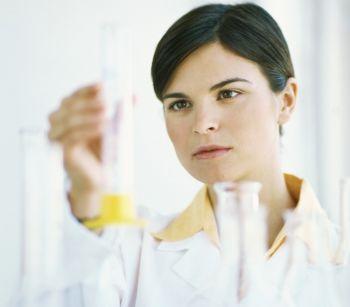 En forskare undersöker en vätska i ett provrör. (Foto: Photos.com)