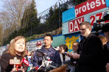 Sophia Bronwen talar vid en presskonferens utanför den kinesiska ambassaden i Vancouver på onsdag. (Foto: Christine Liao / The Epoch Times)