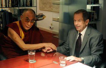 Förre tjeckiske presidenten Vaclav Havel och Dalai Lama, den tibetanska andliga ledaren i exil, poserar för fotografer den 1 december 2008 i Prag. (Foto: Michal Cizek/AFP/Getty Images)
