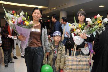 Gao Zhishengs familj fick ett varmt mottagande på JFK-flygplatsen efter den plågsamma resan ut ur Kina. (Mingguo)
