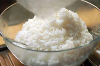 Om du är hungrig och behöver få något i magen spelar det ingen roll hur torrt riset är. (Foto: Willfahrt/pixelio)