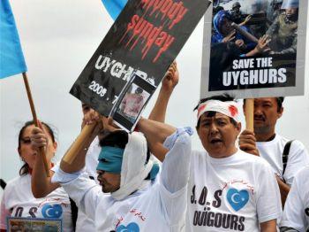 "Mellan 600 och 800 människor dog enligt ögonvittnen som ett resultat av våldet mellan hankineser och uigurer, som utmålats som terrorister av regeringen", sade vice ordföranden för World Uyghur Congress. (Foto: Boris Horvat/Getty Images)

