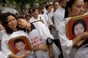 Föräldrar som förlorat sina barn i jordbävningen i Sichuan protesterar mot den undermåliga byggstandarden i statligt byggda hus, Barnens dag den 1 juni. (Andrew Wong/Getty Images)