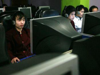 Kinesiska ungdomar surfar på nätet på ett internetcafé i Chongqing, Kina. (China Photos/Getty Images)